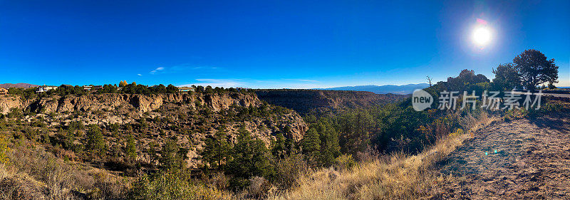 洛斯阿拉莫斯，NM:阳光照耀的岩石悬崖/台面/峡谷与家庭全景